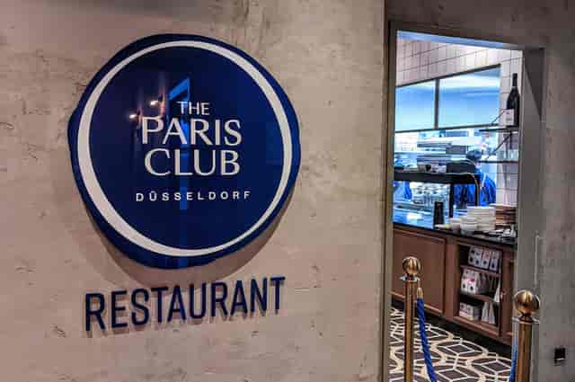 Upscale entrance of The Paris Club Düsseldorf for corporate dinners and networking events.