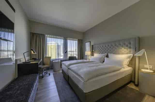 Modern business hotel room with workspace at Clayton Hotel Düsseldorf for corporate conferences.