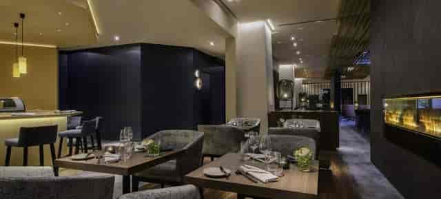 Contemporary corporate seminar and dining suite at Clayton Hotel Düsseldorf for networking events.