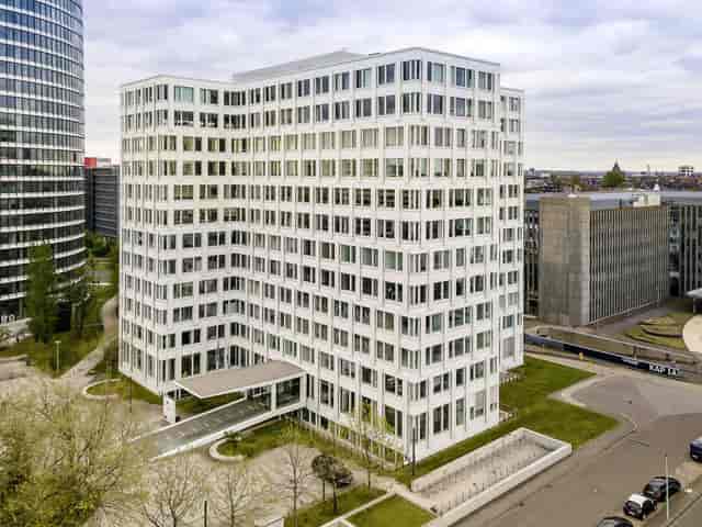 Modern Düsseldorf conference center with porte-cochère for corporate events and business meetings.