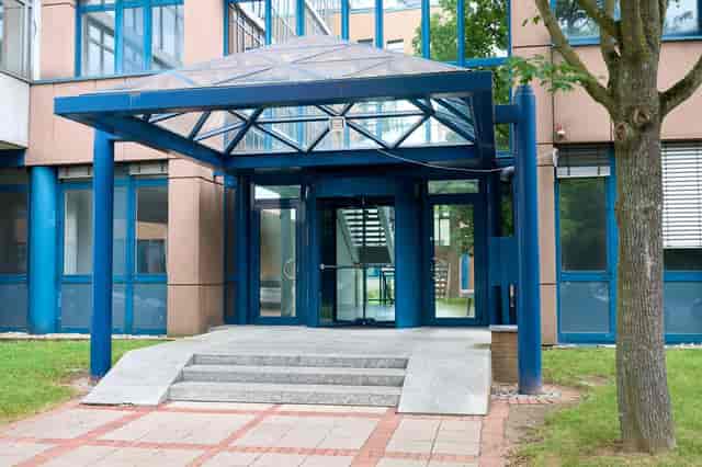 Corporate event venue entrance in B1 Düsseldorf with accessibility ramp and steps.