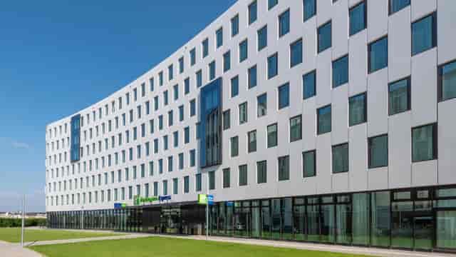 Modern Salon 1 Marco Polo meeting room at Courtyard Duesseldorf Hafen for corporate events.