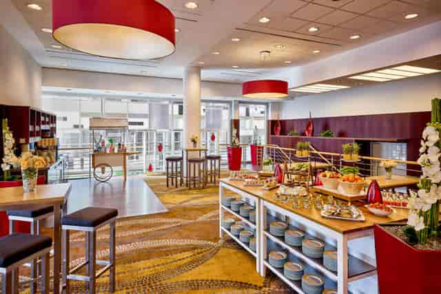 Networking space with buffet in Courtyard Duesseldorf Hafen for corporate events and conferences.