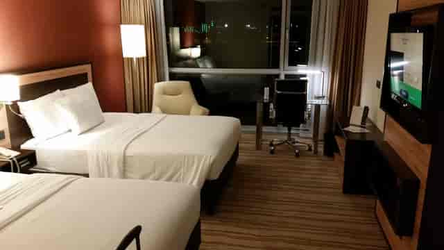 Courtyard Duesseldorf Hafen double hotel room for business meetings and conference accommodation.