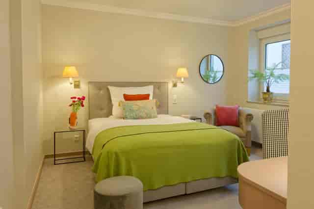 Minimalist guest room at Hotel Hanseat, ideal for solo business travel and conference lodging.