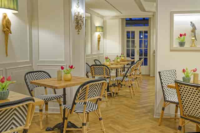 Bistro-style terrace at Hotel Hanseat for networking events and small-group breakout sessions.