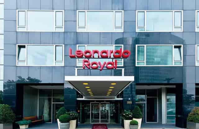 Modern hotel bar exterior, Leonardo Royal Düsseldorf, ideal for corporate conferences and events.