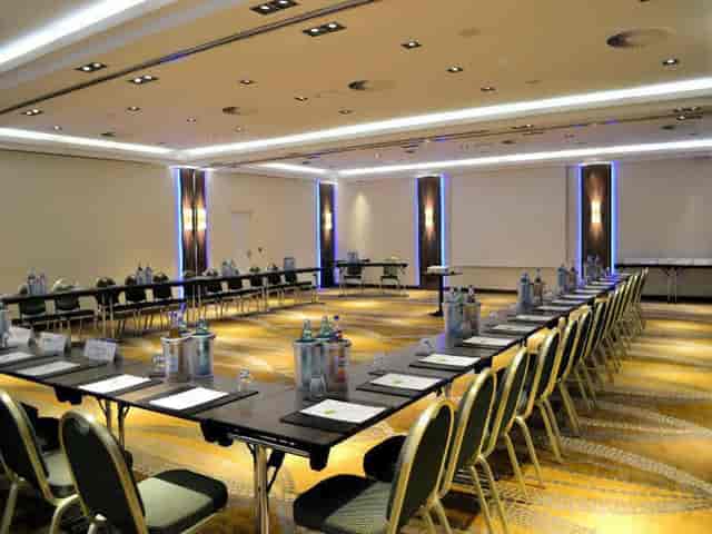 U-shape conference suite in Düsseldorf, perfect for professional corporate meetings and events.