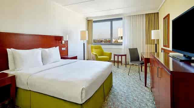 Upscale Courtyard Duesseldorf guest room with workspace for business conferences.