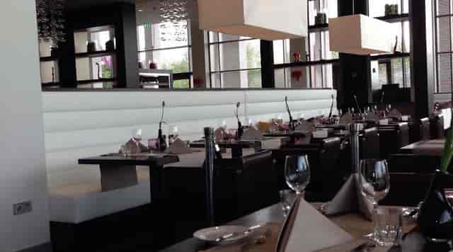 Restaurant ZiZou modern banquette seating for corporate networking dinners and luxury luncheons.