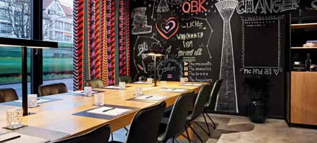 Creative breakout room with chalkboard wall at Eventschmiede Düsseldorf for corporate workshops.