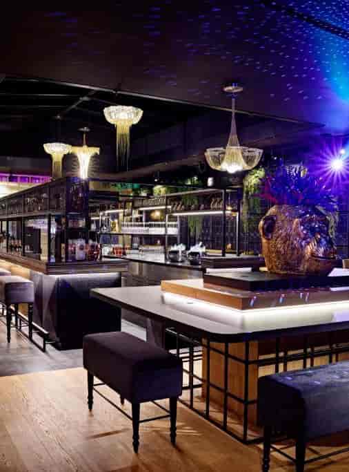 Eventschmiede Düsseldorf bar with accent lighting for cocktail receptions and event venues.
