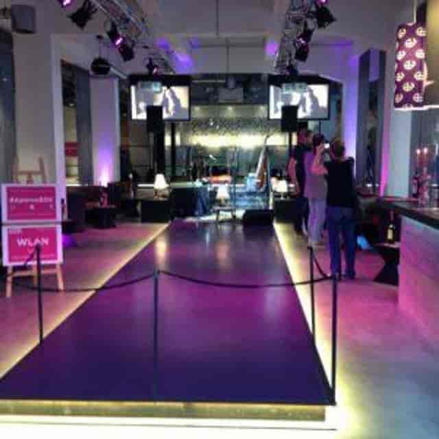 Lofthaus Studios Düsseldorf runway event setup with purple lighting for high-energy production.