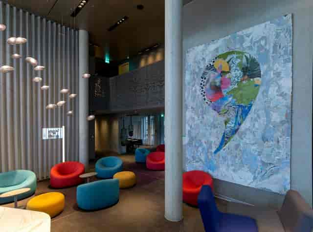 Modern breakout area at Turmaline b'mine Hotel Düsseldorf for networking and creative events.