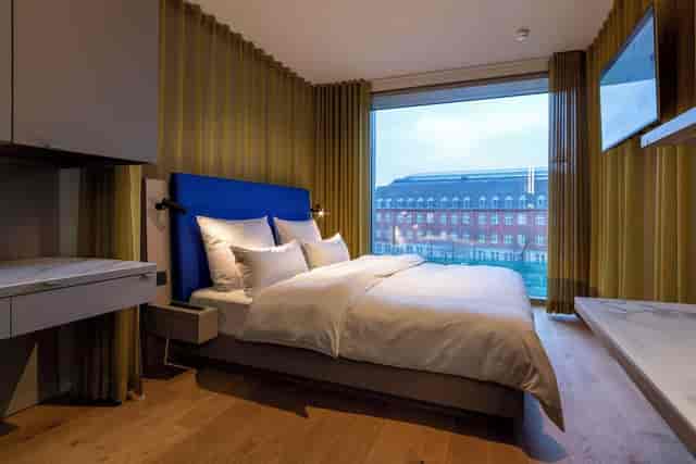 Modern hotel room at b'mine Düsseldorf with desk, ideal for business travel and conference stays.