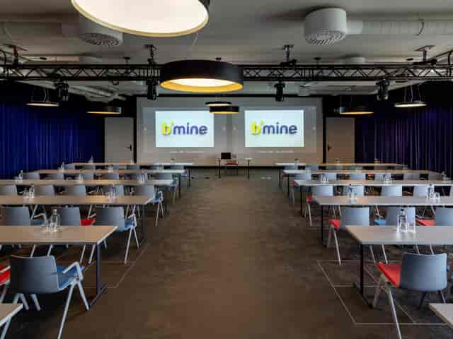 Cobalt classroom at b'mine Düsseldorf: industrial-chic corporate workshop or training event space.