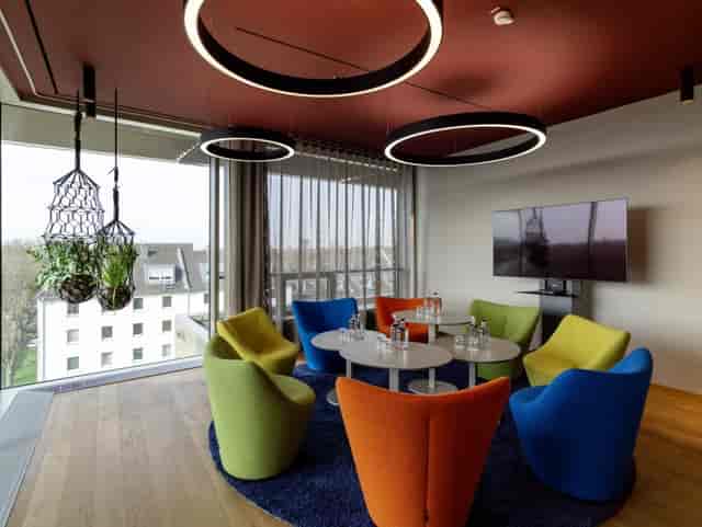 Modern breakout space with tiered seating at b'mine Hotel Düsseldorf for creative workshops.