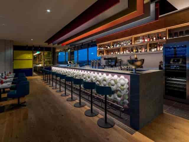 Modern hotel bar in Düsseldorf, perfect for stylish corporate cocktail receptions and networking.