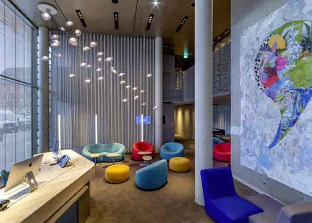 Verona at b'mine Düsseldorf: Modern lounge for creative workshops and networking events.