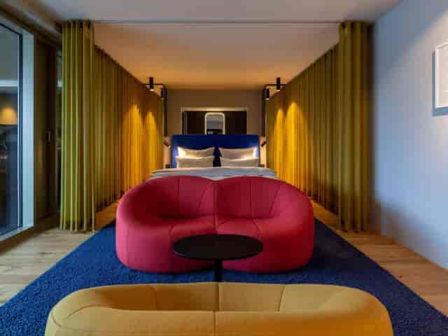 Royal b'mine Hotel Düsseldorf VIP suite: modern breakout space for creative networking events.
