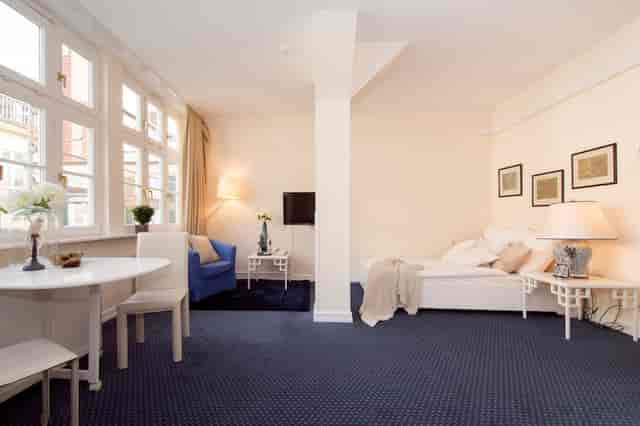 Classic Suite at Living am Carlsplatz: multi-functional workspace for VIP business travel.
