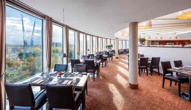 Restaurant Otto at Sheraton Düsseldorf: Panoramic event venue for business lunches and networking.