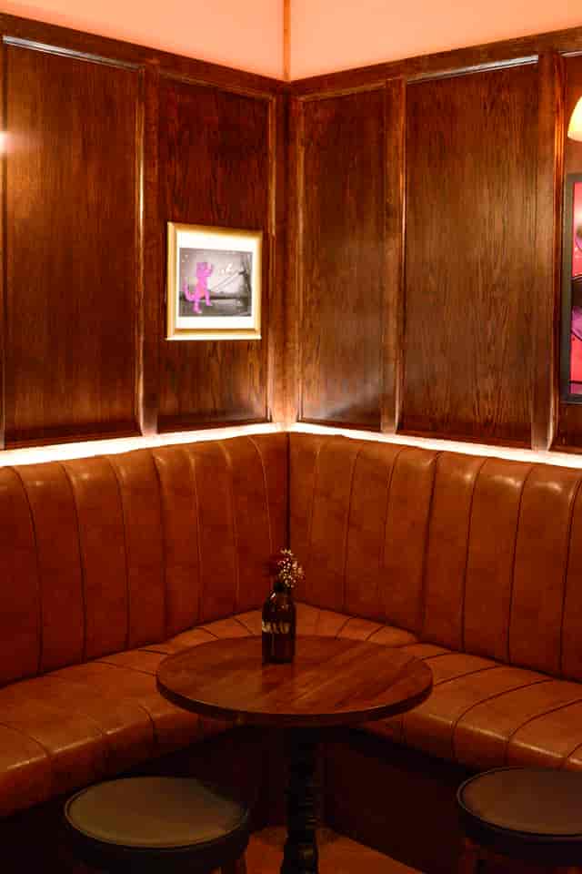Leather banquette in The Snug for intimate breakout sessions and strategy meetings.