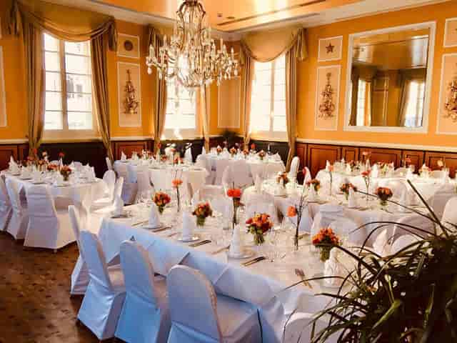 Margaux in Wolkenburg: Elegant banquet setup with white linens for corporate dinners and galas.