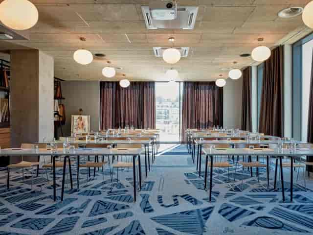 Modern L'ATELIER classroom with natural light for workshops and corporate training sessions.