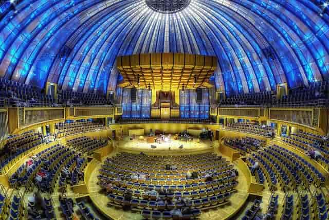 Tiered Tonhalle Düsseldorf auditorium under a dome, ideal for corporate keynotes and live events.
