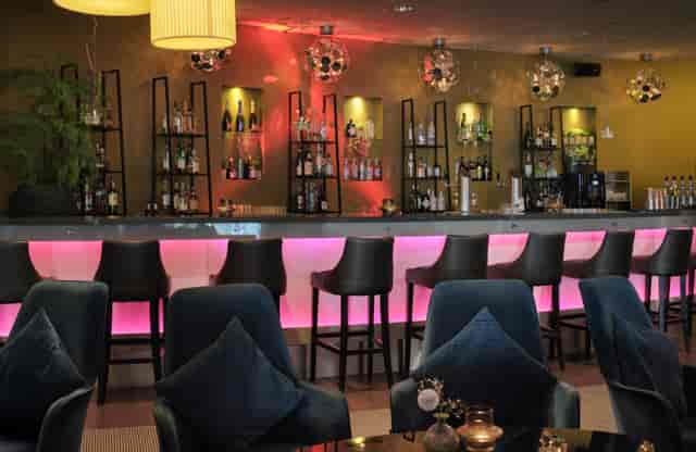 Modern hotel bar lounge at Leonardo Royal Düsseldorf for corporate networking and cocktail events.