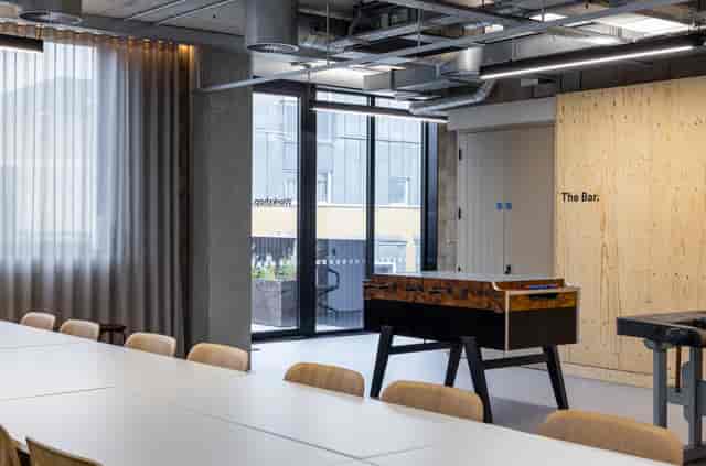 Modern meeting space with long table and natural light for productive gatherings.