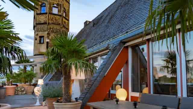 Rooftop lounge at Rheinloft Cologne featuring modern decor, perfect for corporate networking events.
