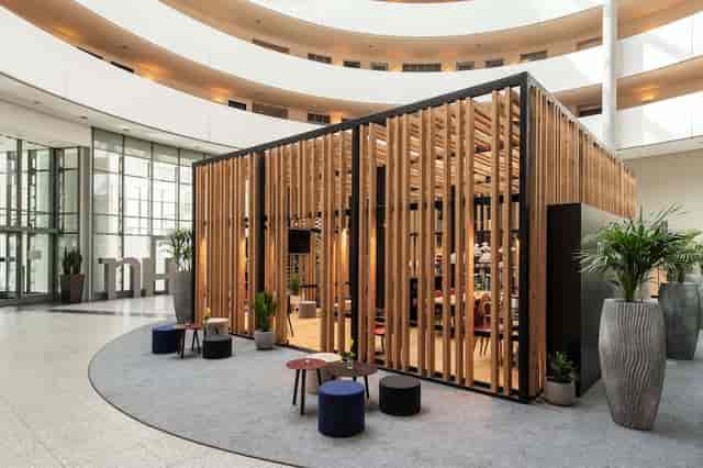 Modern breakout zone at NH Düsseldorf City: private meeting space for corporate networking events.