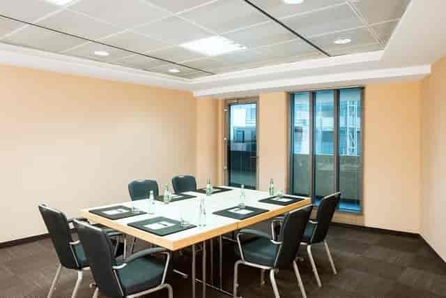 Boardroom set for six at NH Düsseldorf City, ideal for professional business meetings and events.
