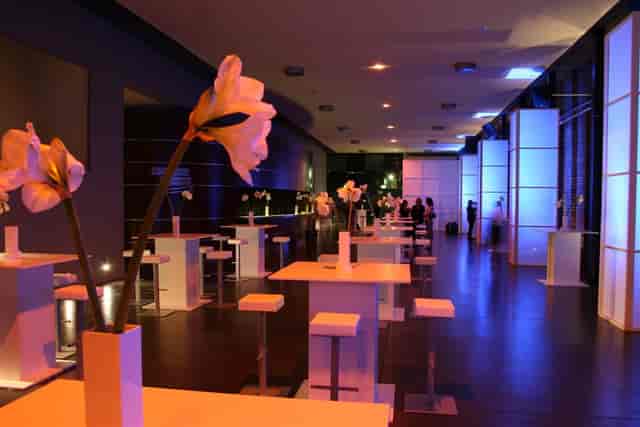 Modern cocktail reception with LED lighting at Palladium Köln, perfect for corporate events.