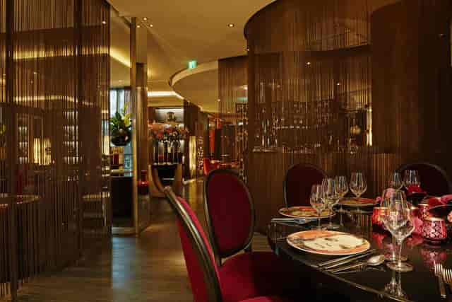 Kaminlounge SAVOY Hotel Köln: VIP dinner setting with privacy curtains for luxury private events.