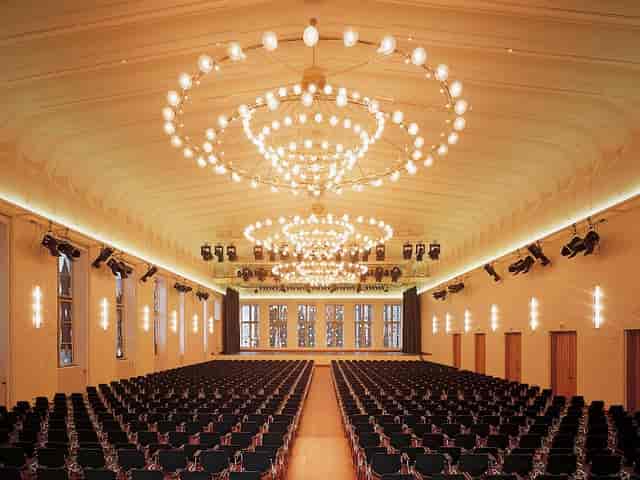 Isabellensaal Gürzenich Köln: Grand ballroom with chandeliers for gala events and keynote summits.