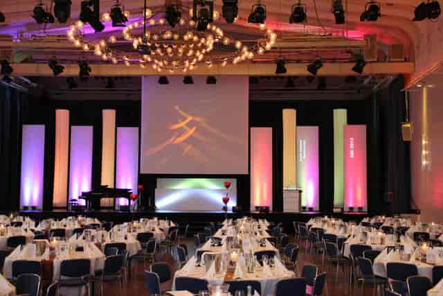 Weinkeller Gürzenich gala stage with chandelier for corporate events and awards ceremonies.