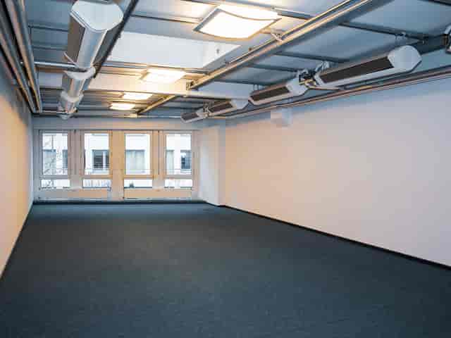 Industrial meeting room at PARK.cologne with exposed ceilings for workshops and corporate events.