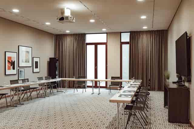 U-shape meeting room with AV setup for collaborative workshops and board meetings at AMERON Köln.
