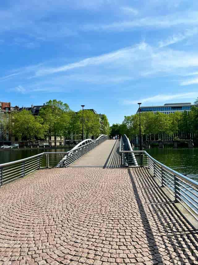 Mediapark 4 Köln: Scenic modern architecture for urban walking tours and corporate breakout sessions.