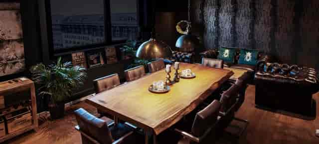 Moody boardroom at Kreativbaustelle NEO SPACE for executive retreats and client pitches.