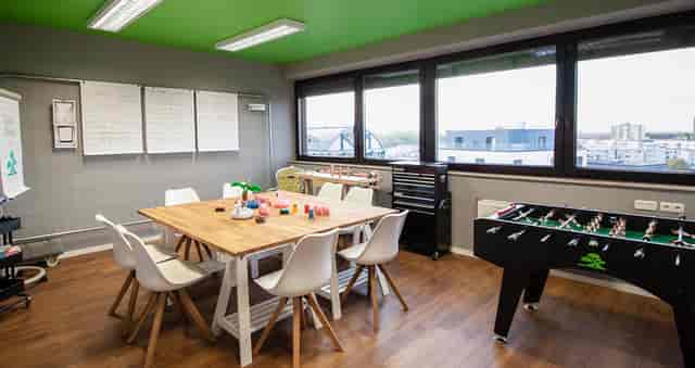 Grand Salon NEO SPACE workshop breakout room, flexible collaborative layout for team events.