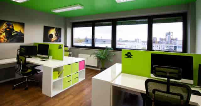 Podcast Zimmer in NEO SPACE: modular workstations for collaborative team breakout sessions.