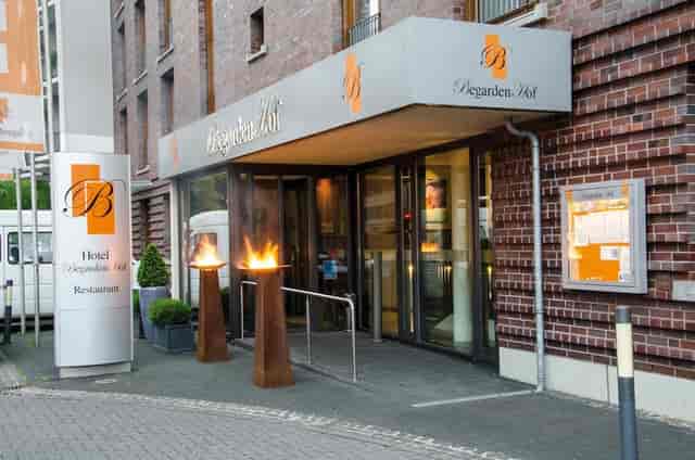 Modern Hotel Begardenhof entrance for business meetings and corporate events.