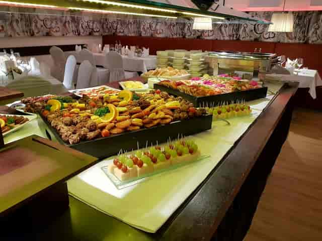 Buffet setup in Hotel Begardenhof meeting room for efficient event catering and corporate conferences.
