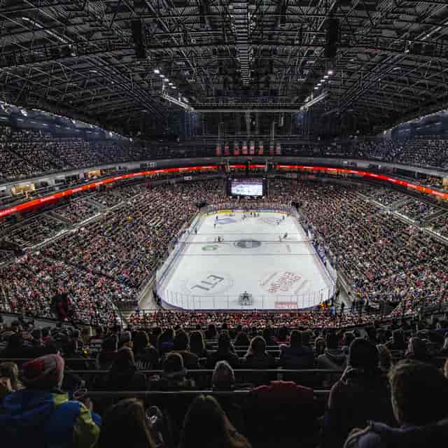 LANXESS arena with tiered seating, ideal for corporate plenary sessions and keynote events.