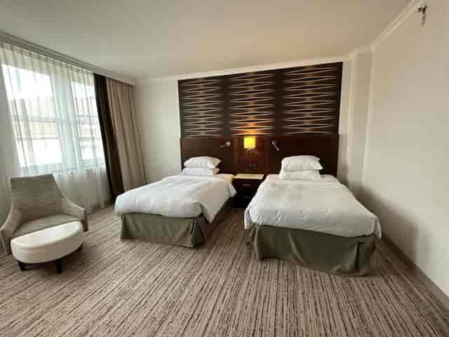 Twin guest room at Cologne Marriott Hotel for business conferences and budget lodging.