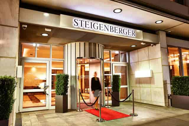 Red carpet entrance at Steigenberger Hotel Köln, perfect for VIP galas and executive meetings.
